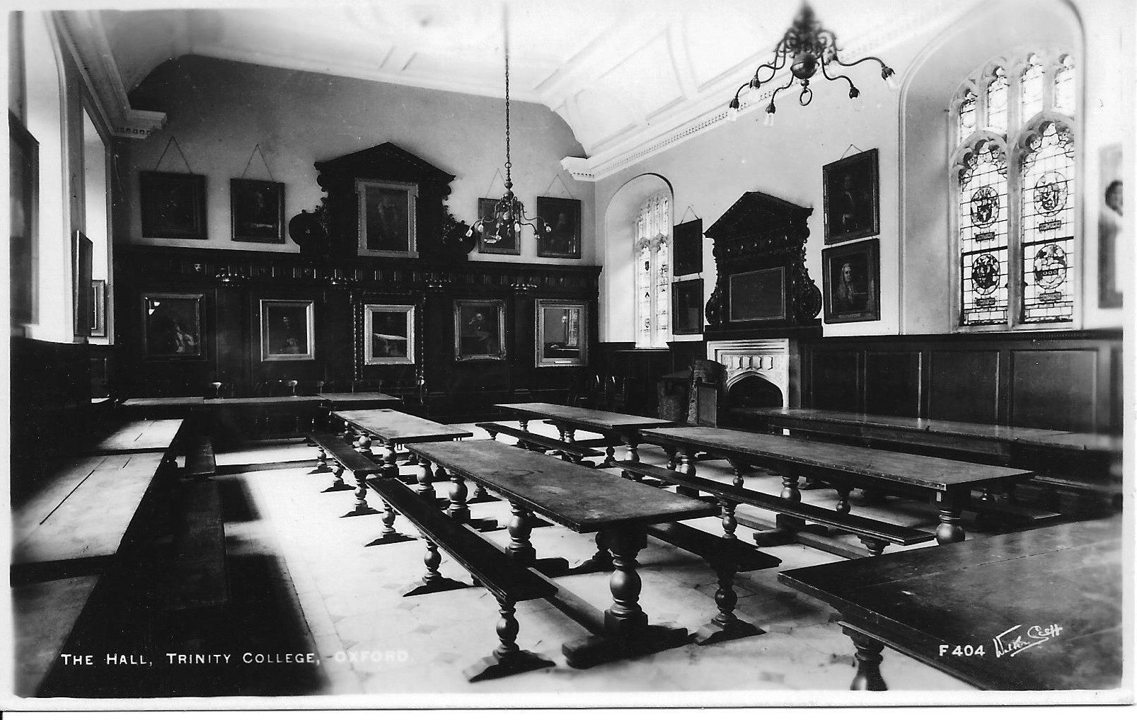 A photograph of the Trinity dining hall in black and white from 1900.