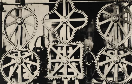 A black and white image by Germaine Krull from 1928 depicting metal cogs and gears.