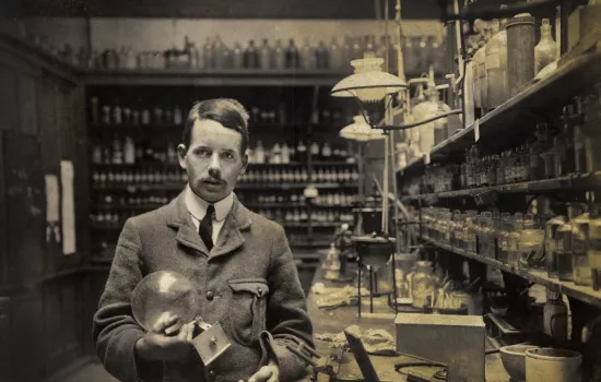 a black and white photograph of Henry Moseley in a laboratory.