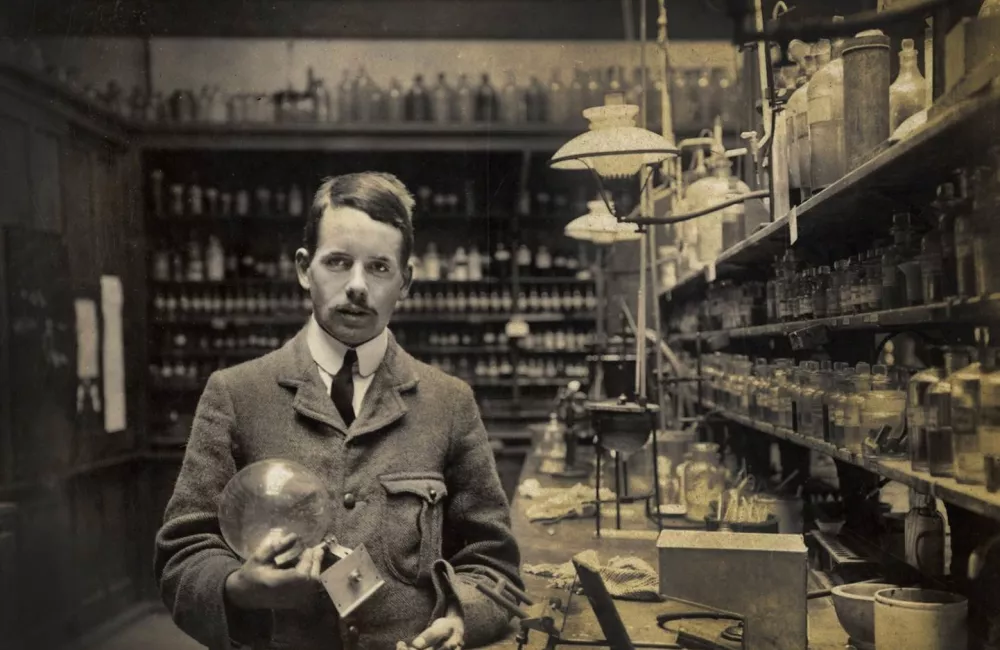 a black and white photograph of Henry Moseley in a laboratory.