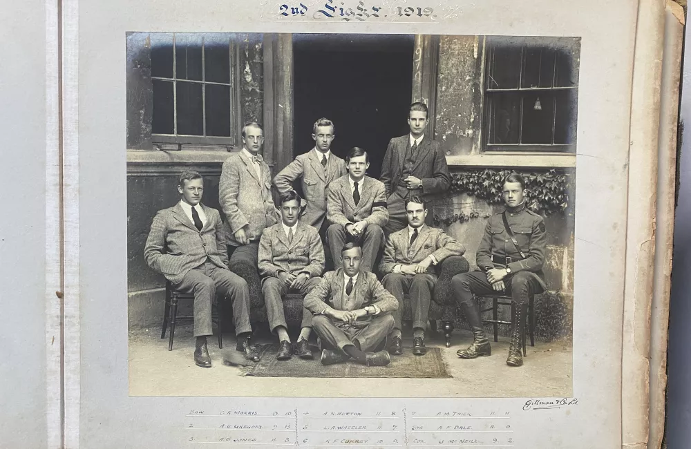 A black and white photograph of the 1919 Men's second eight rowing team at Trinity College.