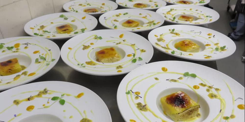 Several plates of torrijas (spanish bread pudding) with mango.