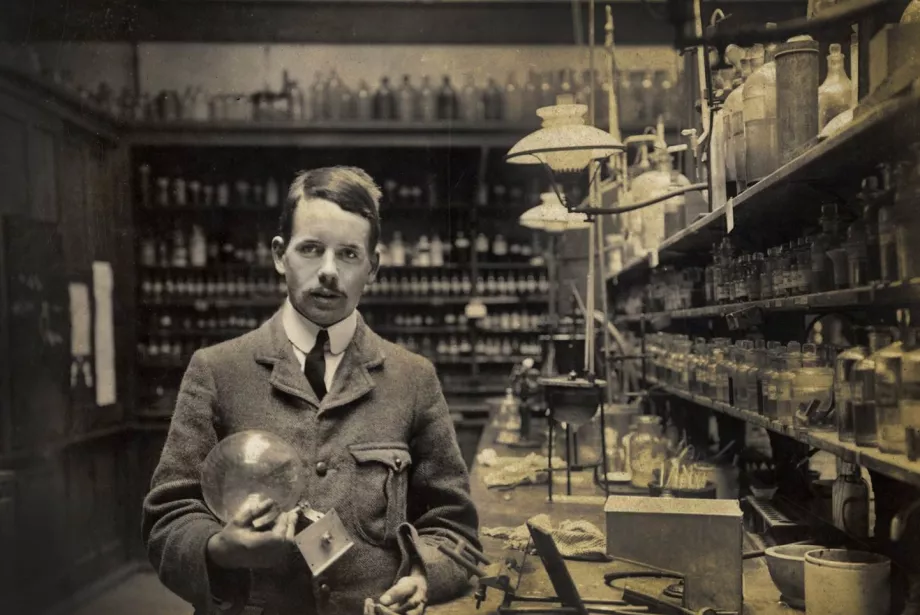 The physicist Henry Moseley demonstrates an experiment in the college laboratory in 1910. 