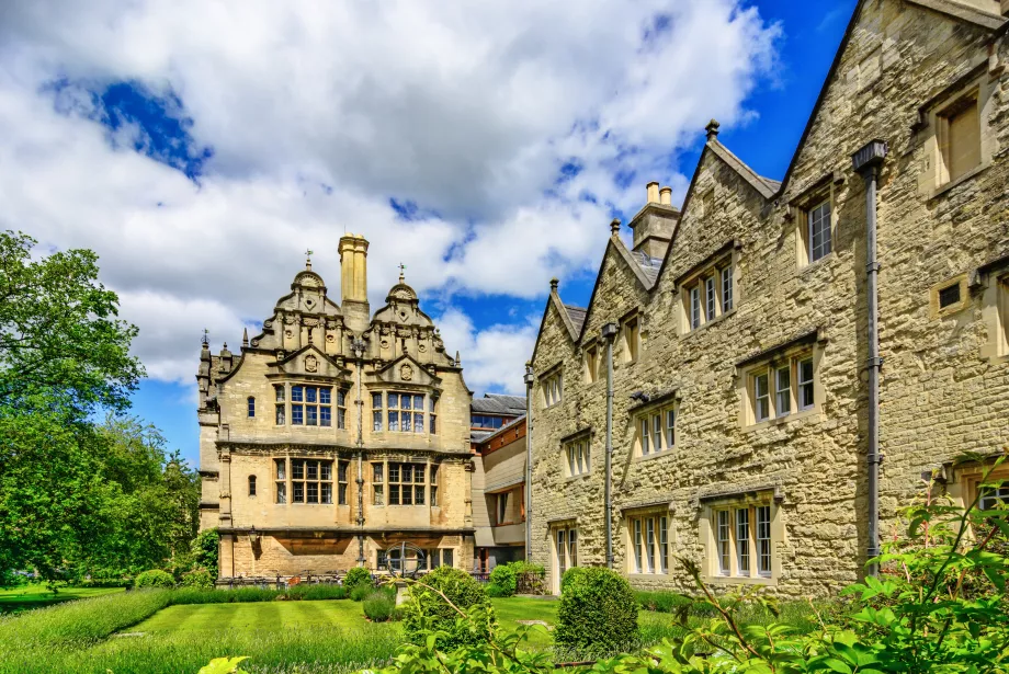 A view of the Jackson Building and Kettell Hall in Trinity College.